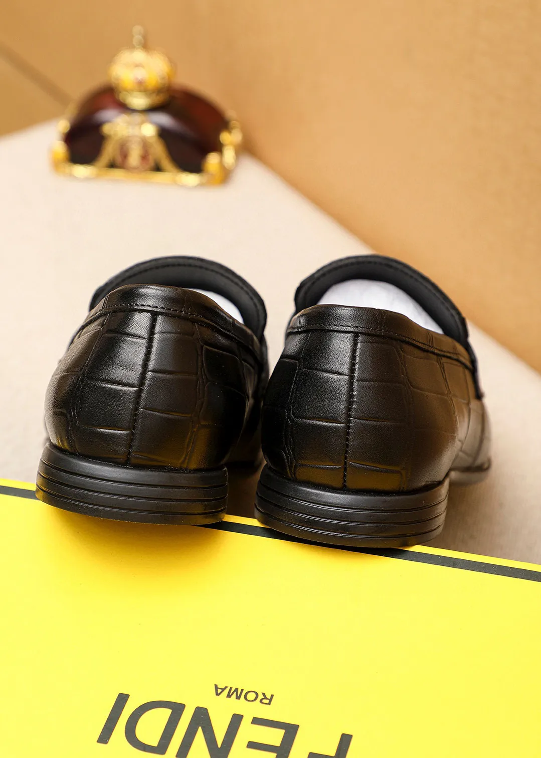 Men's shoes 💰460 💐 Product trademark: FENDI [Fendi] casual leather shoes Regular size: 39-44 (38.45🉑️customized) Product materials: Selected imported first-layer calfskin embossed upper + luxury hardware buckle, imported cowhide leather lining. Strong three-dimensional visual effect, original outsole color: 1⃣️color optional